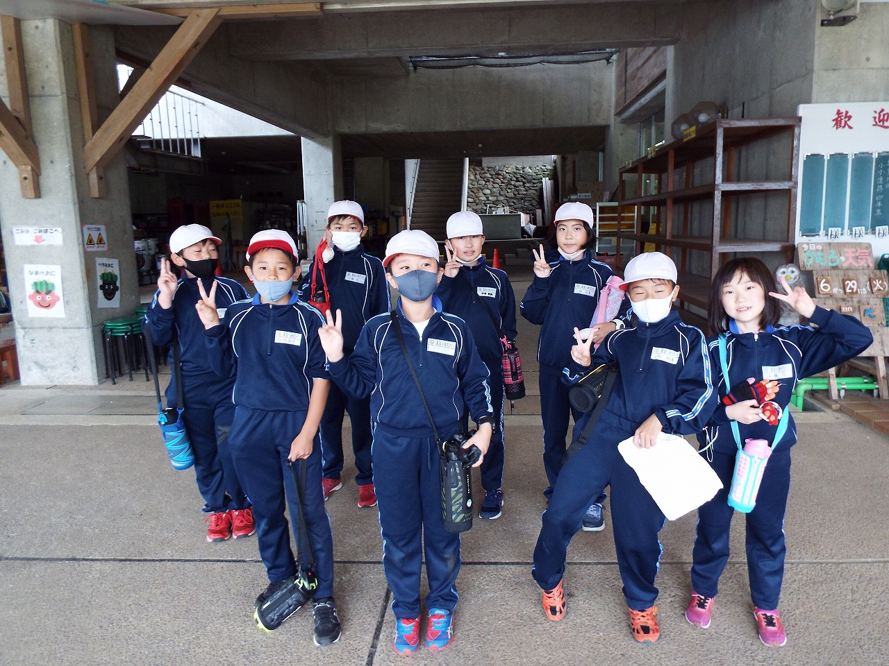 神室少年自然の家での生徒たちの記念写真