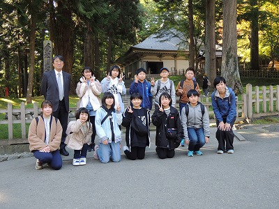 中尊寺金色堂の前での集合写真
