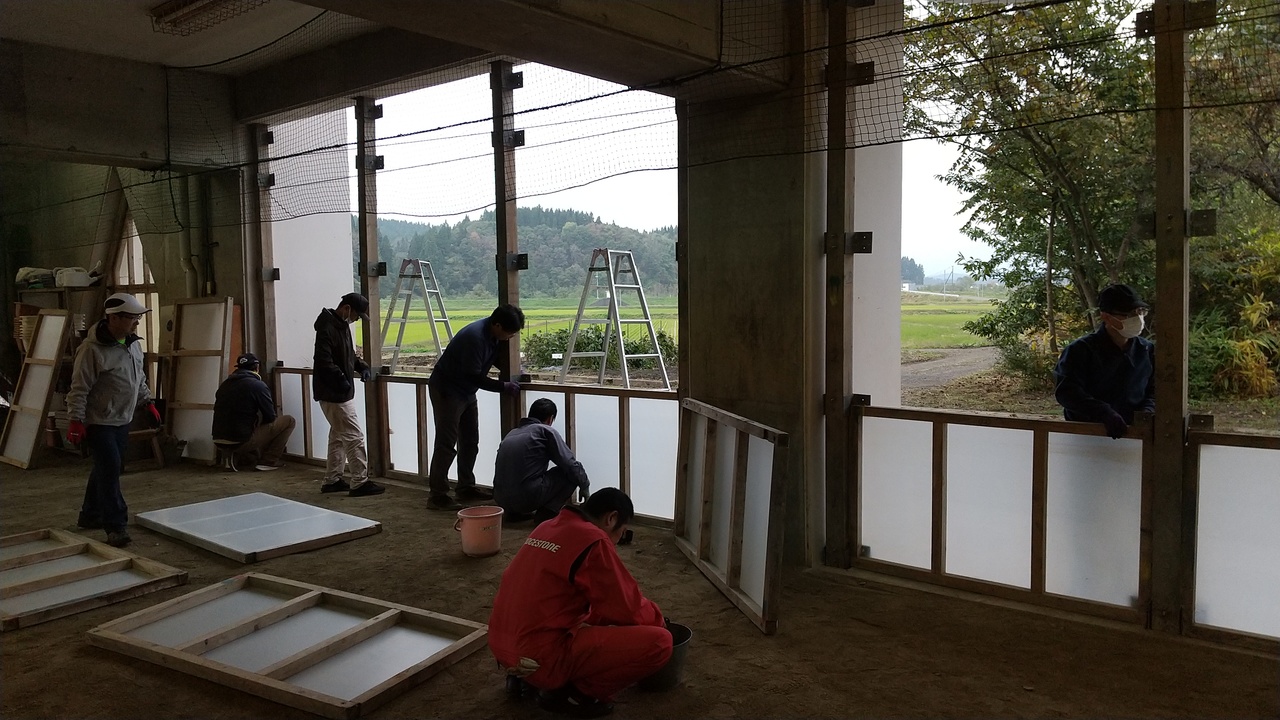建物の施工をしている作業着姿の男性たちの写真