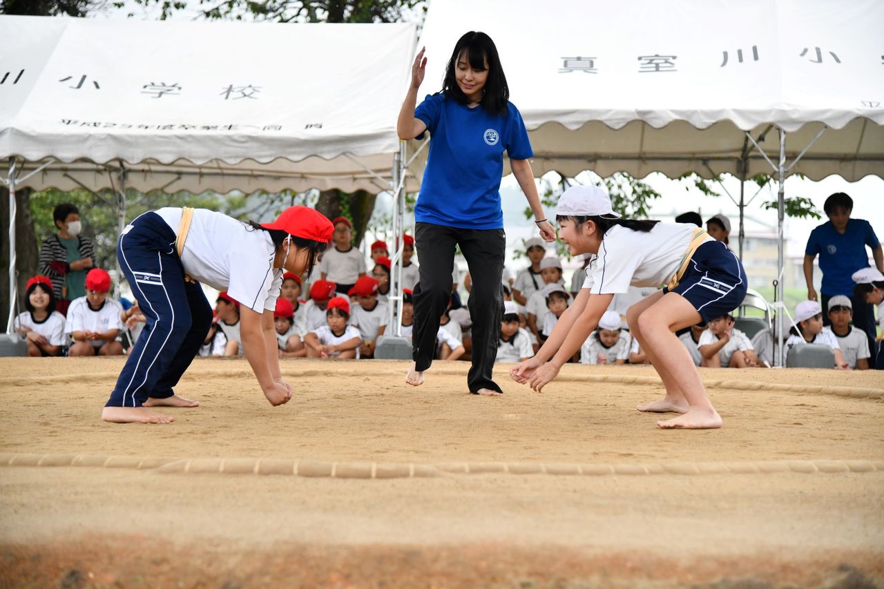 土俵の上で互いに向かい合う二人の女子児童の写真