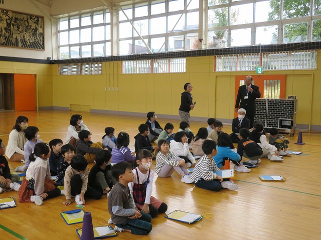 体育館で生徒たちが最上教育事務所の先生の話を一生懸命に聞いている様子の写真