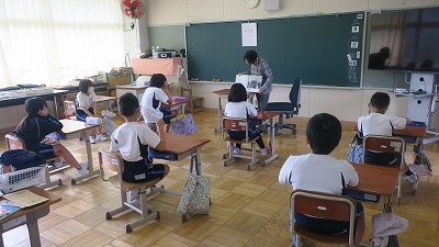 熱を入れて読み聞かせをされるサークル員の先生の写真