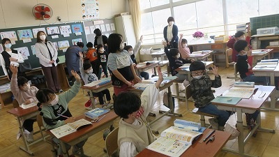 参観中起立して発言する女子児童の写真