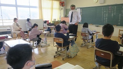 先生の授業を熱心に聴く児童たちの写真