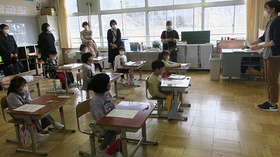 授業の様子をご覧になる保護者の方々の写真
