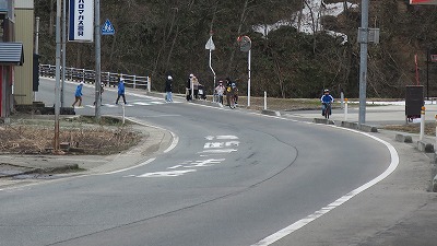 道路で自転車の実地訓練をする子供たちの写真
