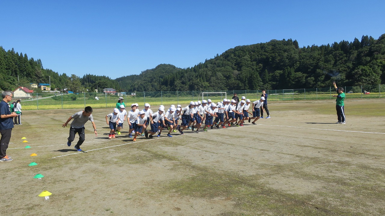 持久走記録会で高学年の児童たちが一斉にスタートを切る様子の写真