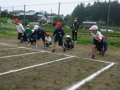 男女混合でスタートラインに立つ4人の児童たちの写真