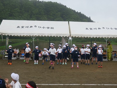 テントの前で応援をする白組応援団の写真