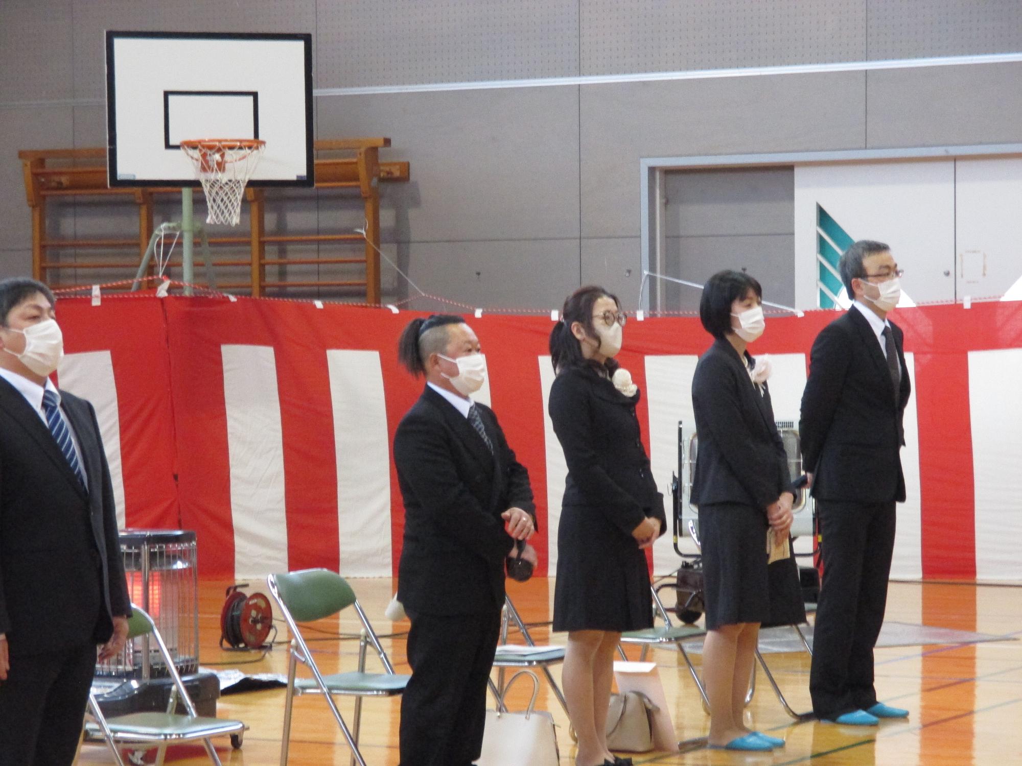 卒業生の保護者らしい参列者の写真