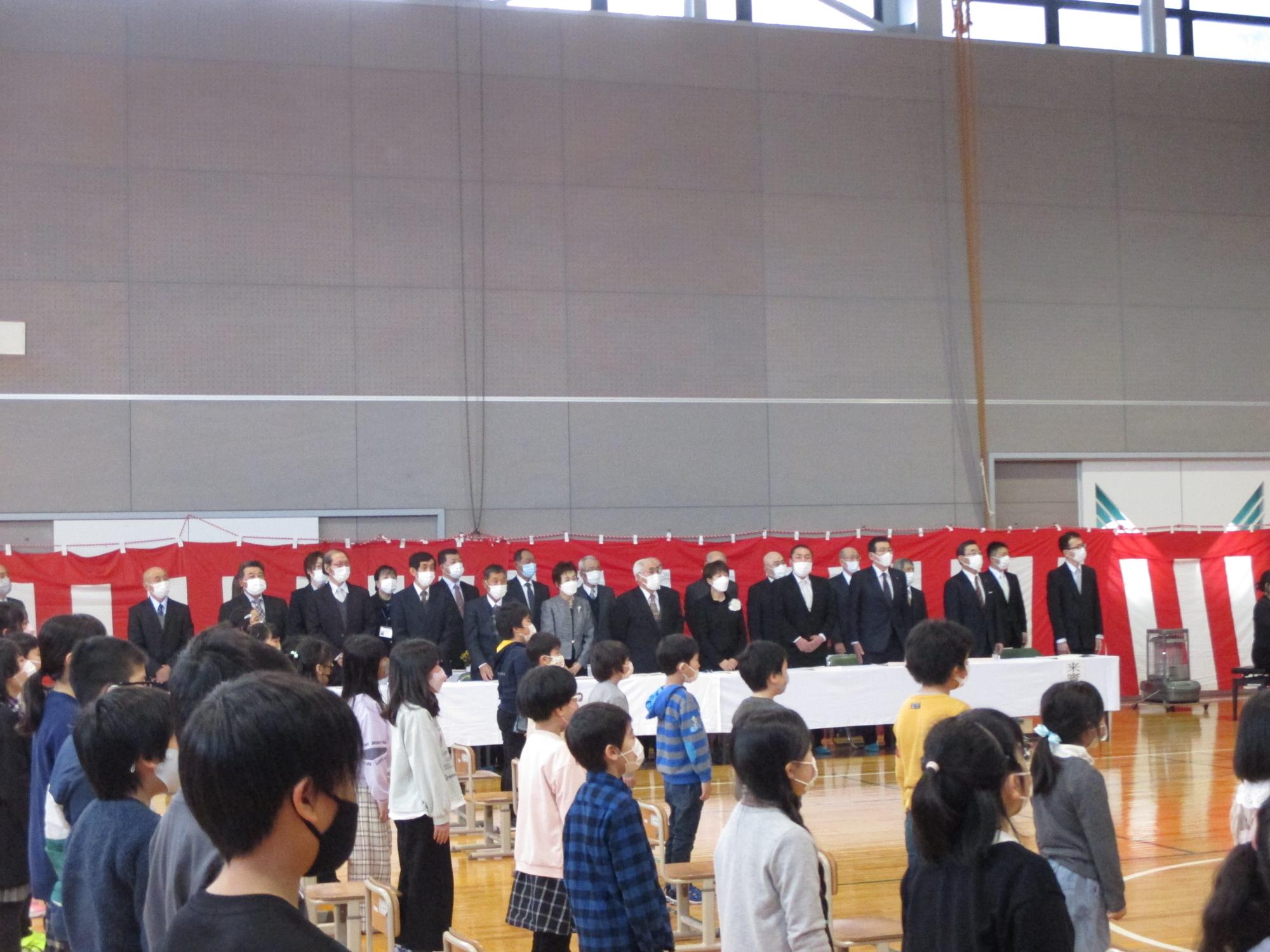 卒業生を見送る在校生たちの写真
