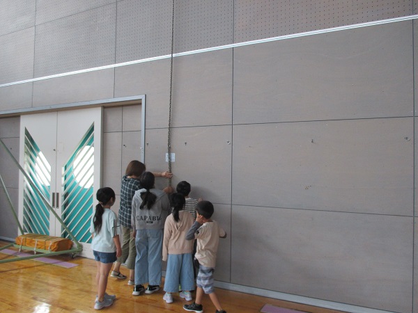 壁面のコードを触って確認する子供たちの写真