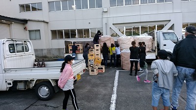 空き瓶・空き缶（アルミ）回収トラックにたくさんのビール瓶のケースや大きな袋に入れられた空き缶がトラックに積まれている写真