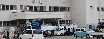たくさんの人が車で学校まで回収する資源を持ち寄っている様子の写真