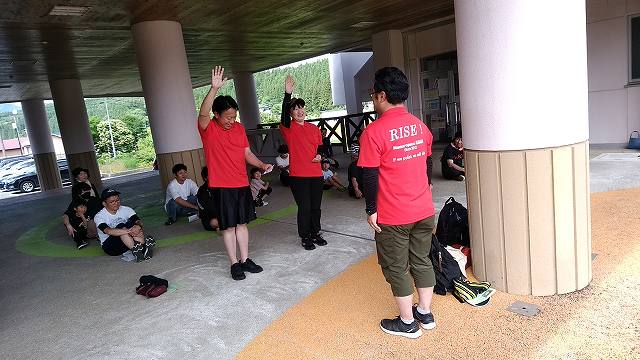 開会式で2人の男女が右手を挙げて選手宣誓をしている写真