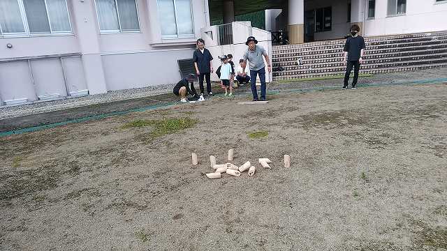 倒れたスキャットルがまた立ち上がって驚いている参加者たちの写真