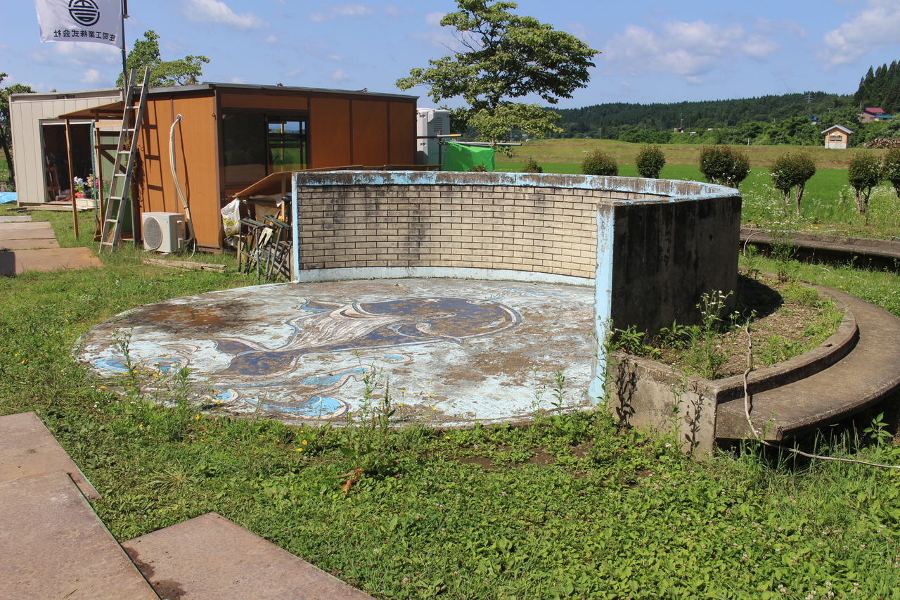 土埃で汚れている円状のステージの写真