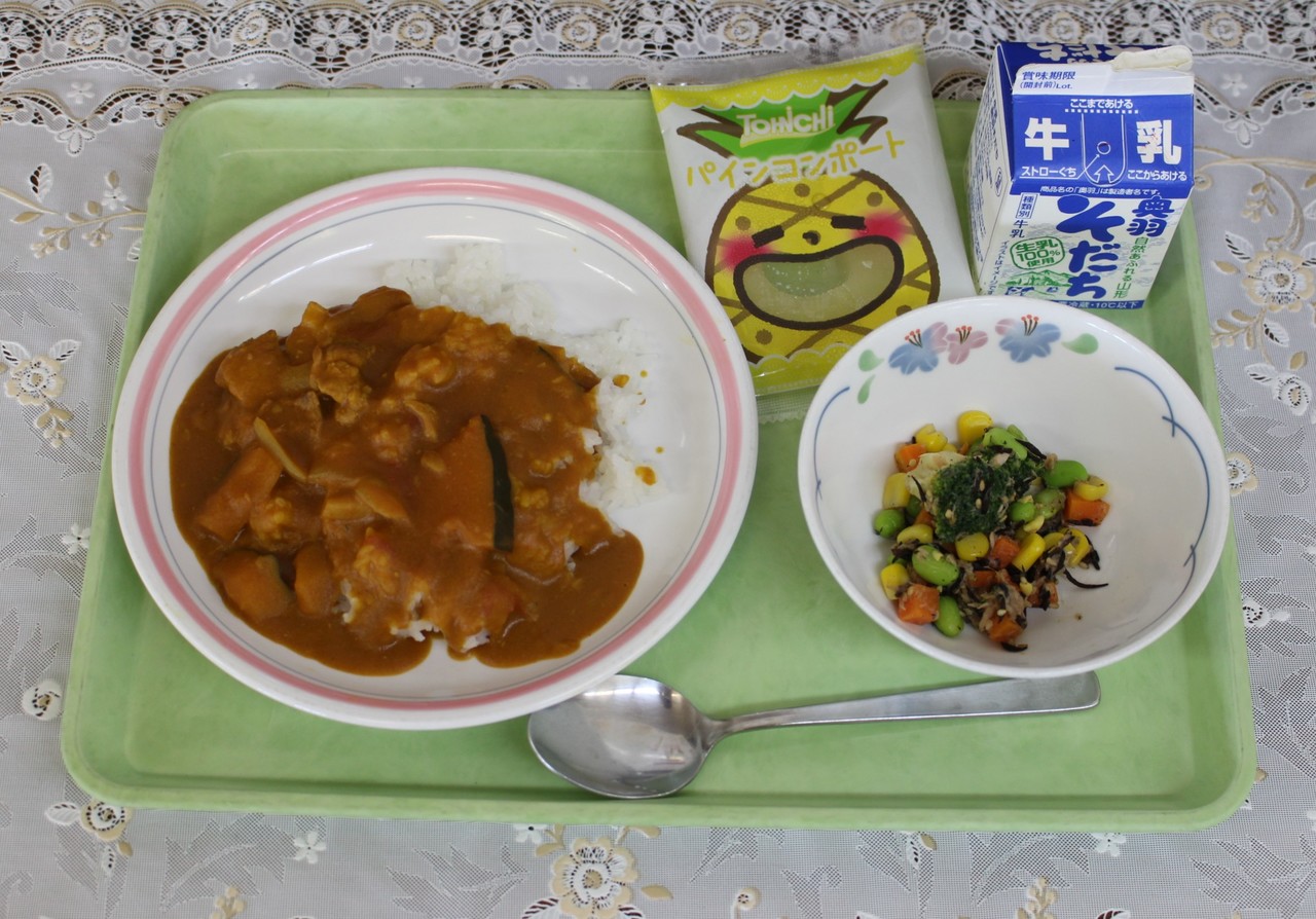 かぼちゃの入ったカレーや、ヒジキ入りサラダなどが並んでいる給食の写真