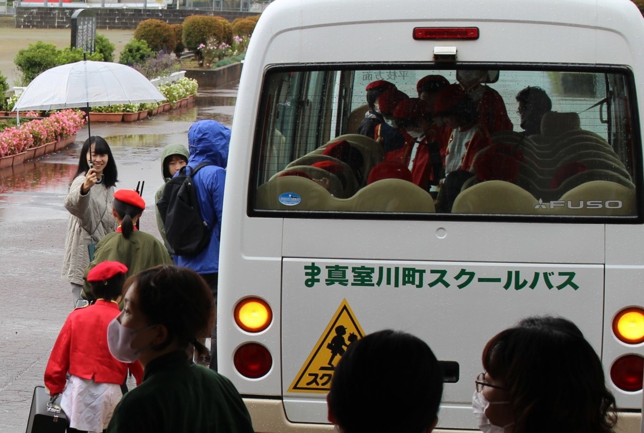 真室川町スクールバスに乗車する子供たちの写真