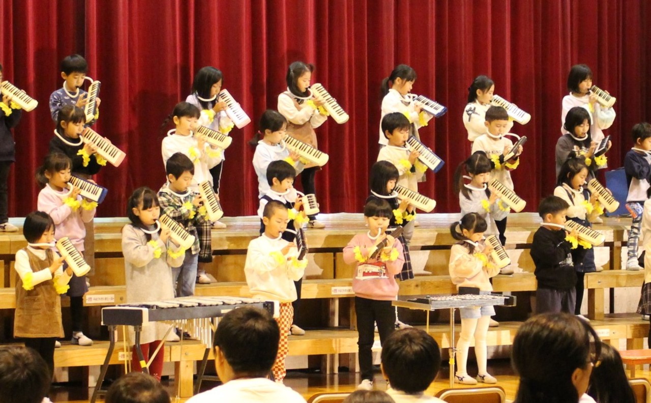 鍵盤ハーモニカを演奏する子供たちの写真