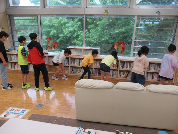 棚の本を探している子供たちの写真