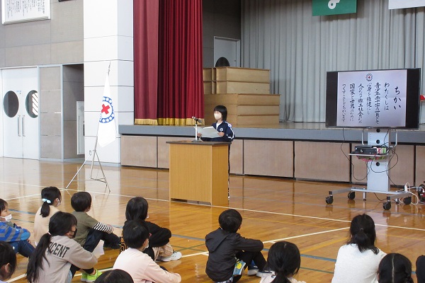 教壇前に立ち、挨拶をする生徒の写真