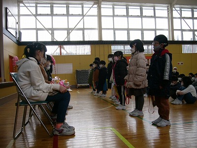 座っている6年生の方々と感謝の言葉をいう1年生の方々の写真