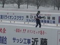 宣伝ボードの間を進む児童の写真