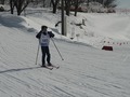 ストックを引いて漕ぎ出そうとする児童の写真