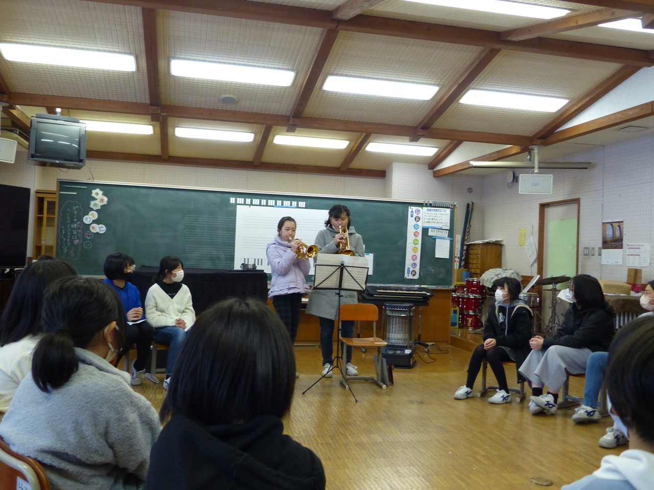 二人の女子児童が立って楽器を演奏している写真