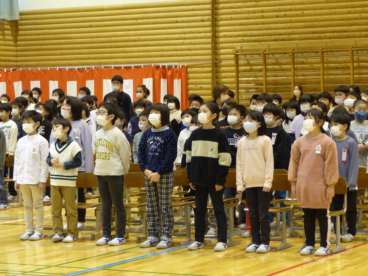 起立した大勢の児童が整列している写真