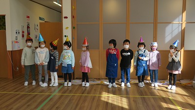 「小さなくつやさん」の衣装を着た児童たちの写真