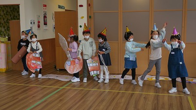 お芝居の道具を持って「小さなくつやさん」を演じる児童たちの写真